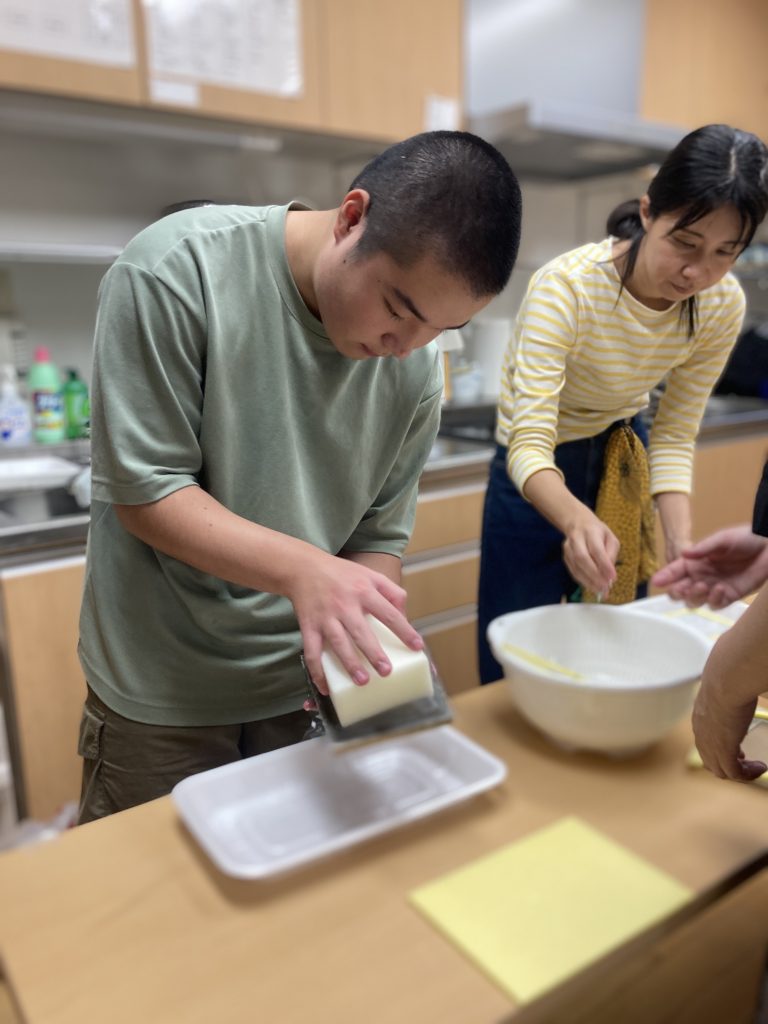 福岡市にあるフリースクール、クラーク国際中等部福岡キャンパス、紙漉き体験の様子