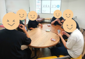 大阪にあるフリースクール、クラーク国際中等部大阪天王寺キャンパス、すいか割り、カードゲーム、UNO、朝の会