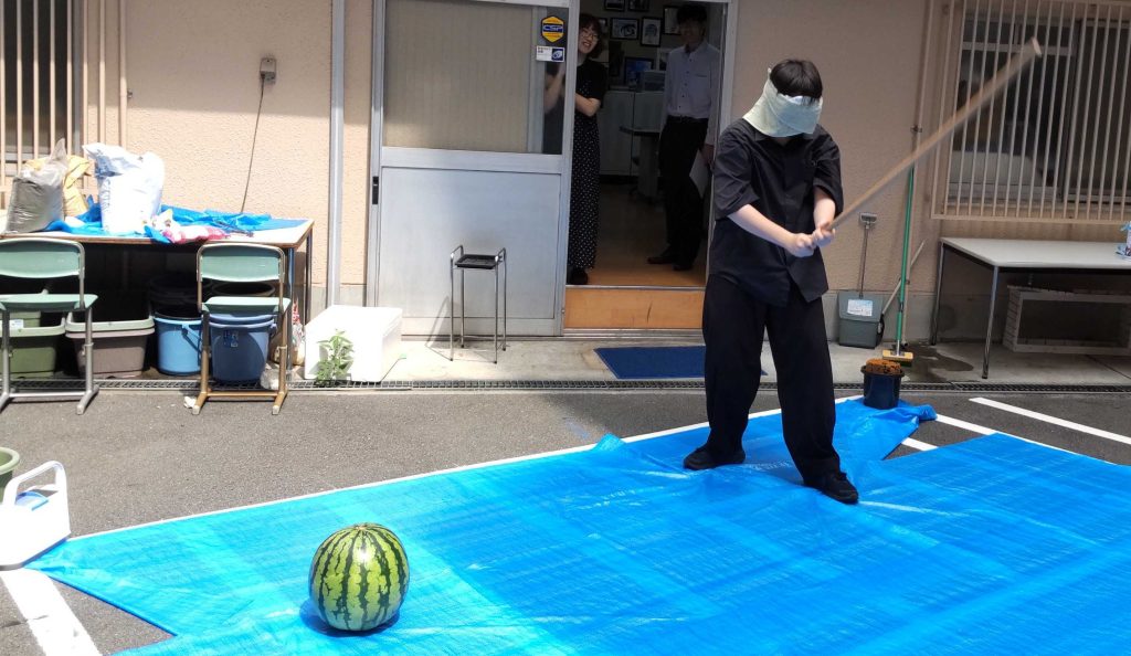 大阪にあるフリースクール、クラーク国際中等部大阪天王寺キャンパス、すいか割りの様子、夏のイベント