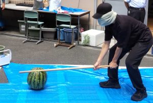 大阪にあるフリースクール、クラーク国際中等部大阪天王寺キャンパス、すいか割りの様子、夏のイベント