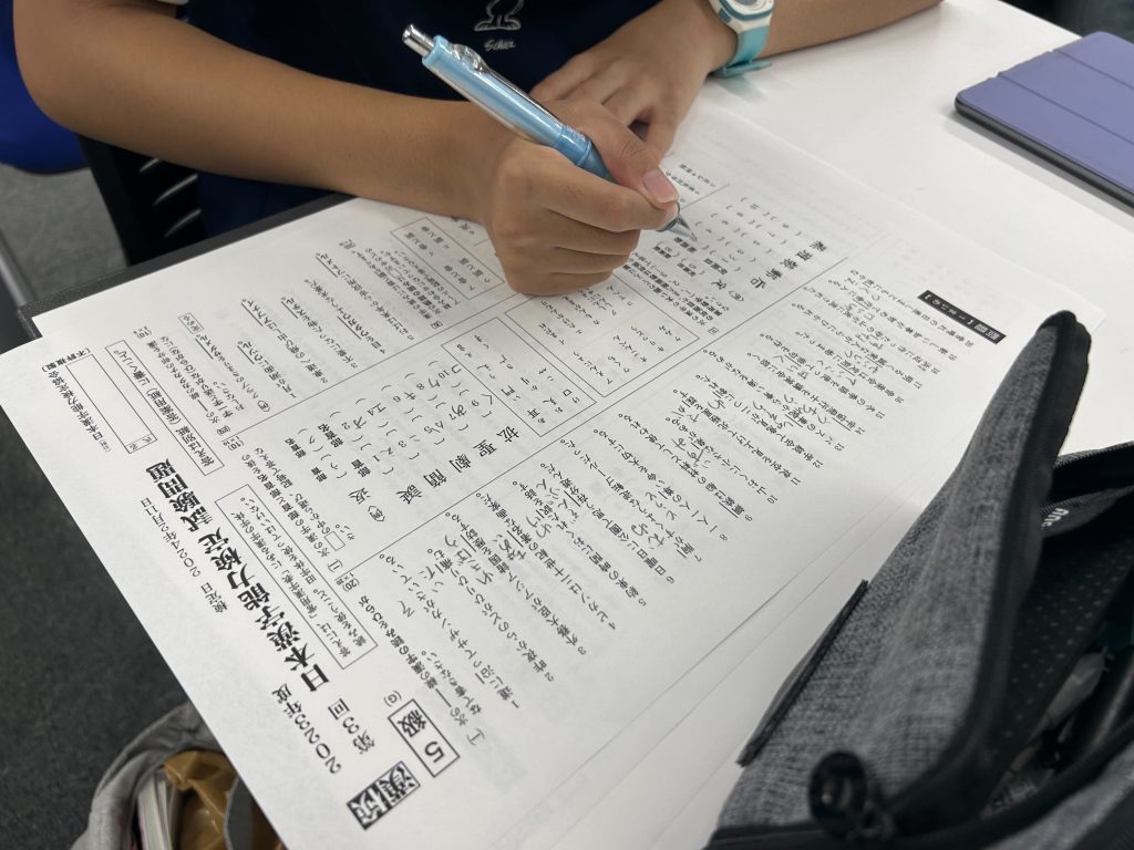 埼玉県所沢市にあるフリースクール、クラーク国際中等部所沢キャンパスで自律学習(漢字検定)に取り組む様子
