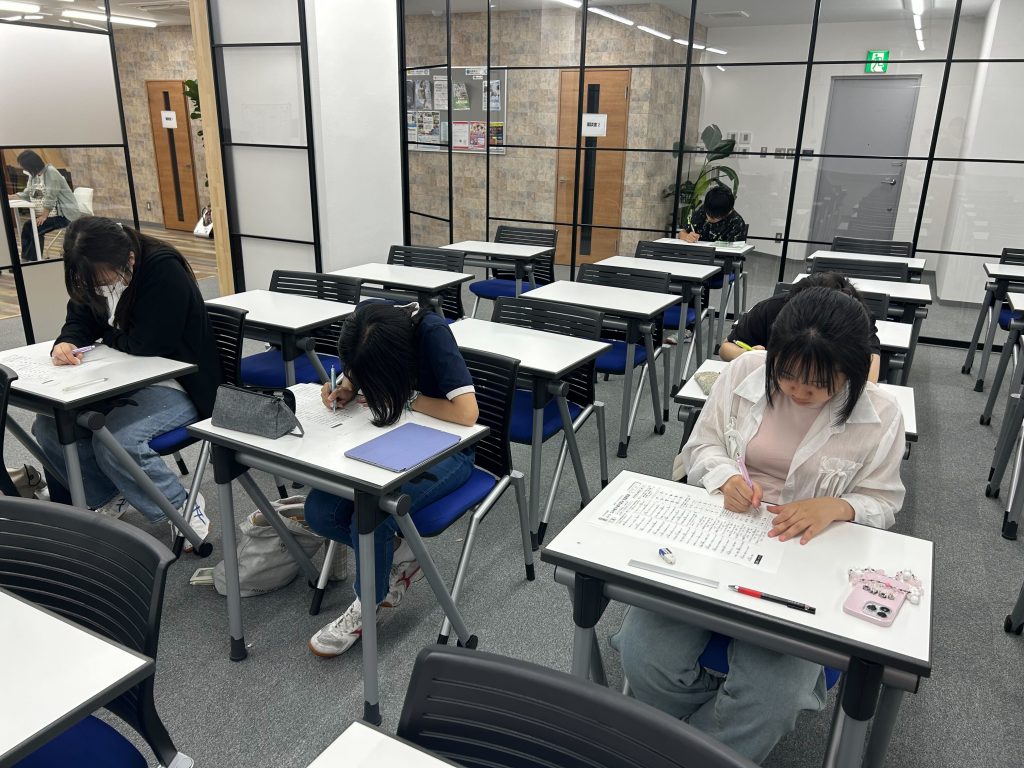 埼玉県所沢市にあるフリースクール、クラーク国際中等部所沢キャンパスで自律学習(漢字検定)に取り組む様子
