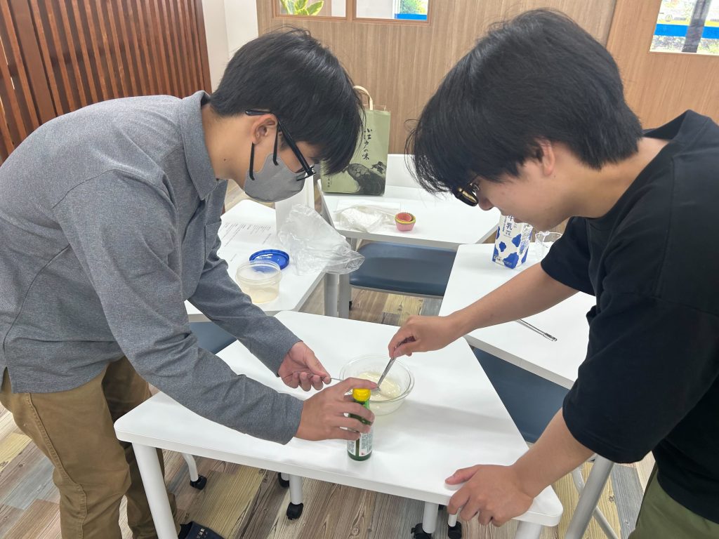 埼玉県所沢市にあるフリースクール、クラーク国際中等部所沢キャンパスで行った理科実験の様子