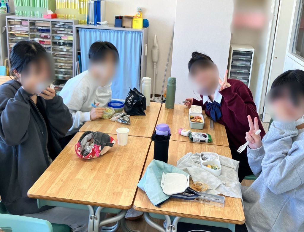 柏市にあるフリースクール、クラーク国際中等部の昼休みの様子