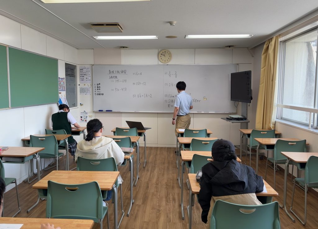 柏市にあるフリースクール、クラーク国際中等部の数学の授業の様子