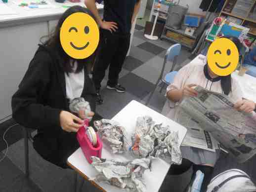 兵庫県にあるフリースクール、クラーク国際中等部芦屋キャンパスのピア製作の授業の様子