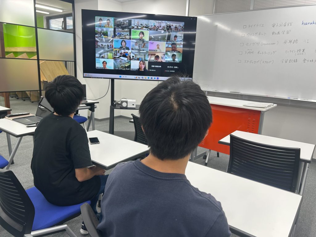 埼玉県所沢市にあるフリースクール、クラーク国際中等部所沢キャンパスで行われた全国中等部オンライン全校集会の様子