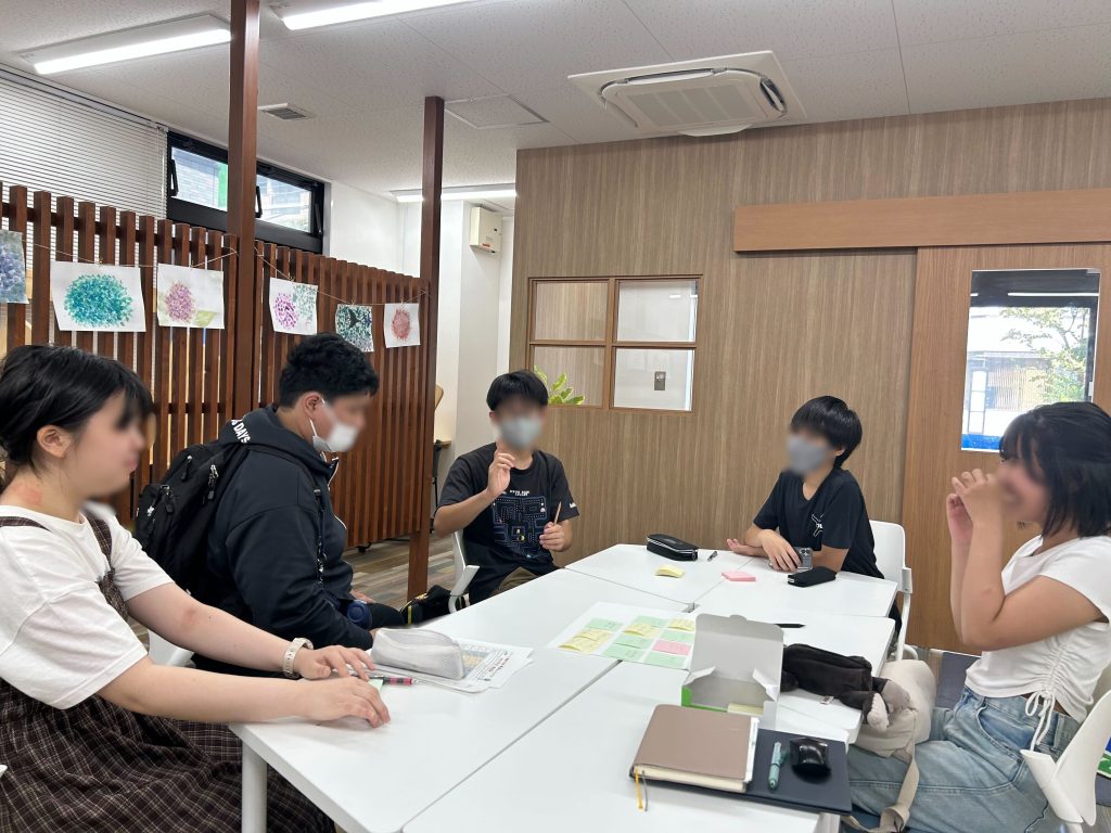 埼玉県所沢市にあるフリースクール、クラーク国際中等部所沢キャンパスでの文化祭準備の様子