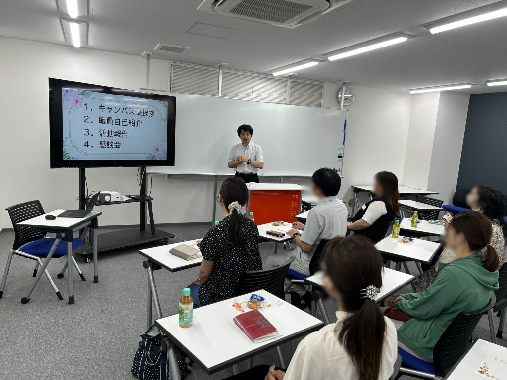 埼玉県所沢市にあるフリースクール、クラーク国際中等部所沢キャンパスで行った親カフェ(保護者会)の様子