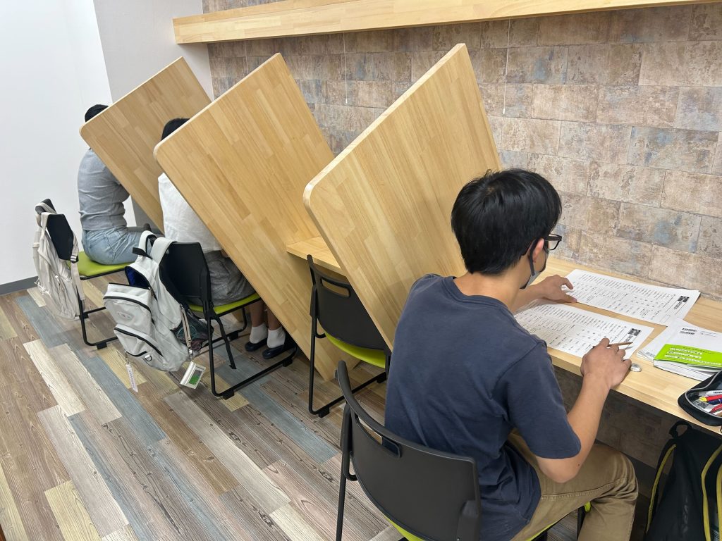 埼玉県所沢市にあるフリースクール、クラーク国際中等部所沢キャンパス内の個別学習スペース