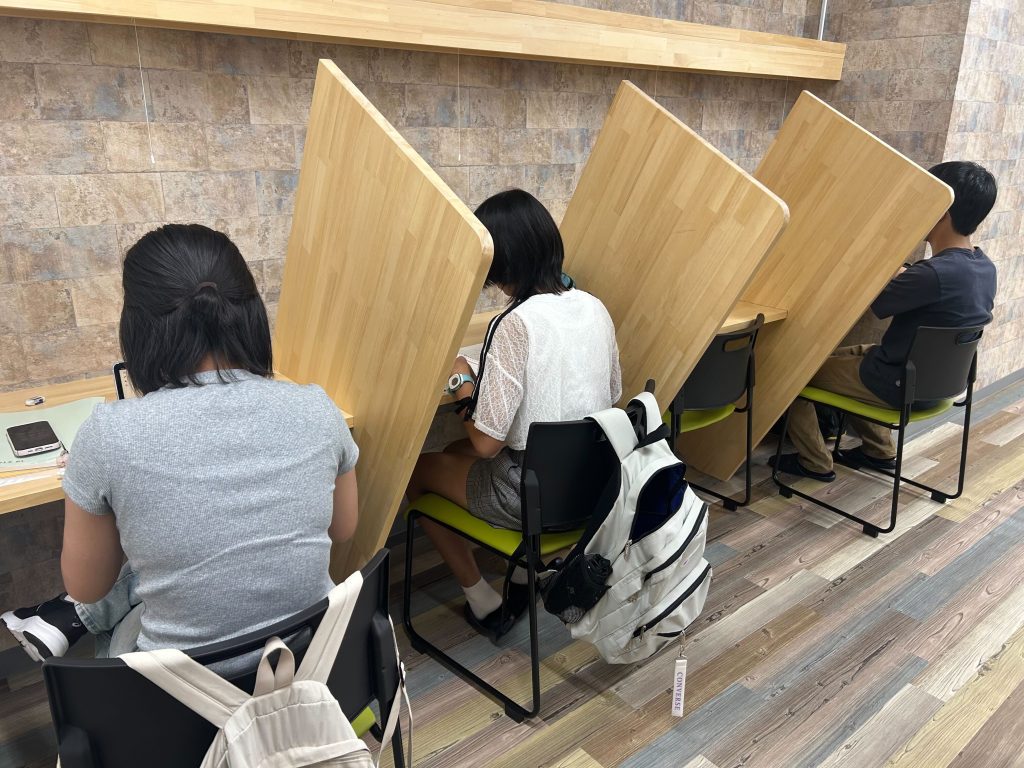 埼玉県所沢市にあるフリースクール、クラーク国際中等部所沢キャンパス内の個別学習スペース
