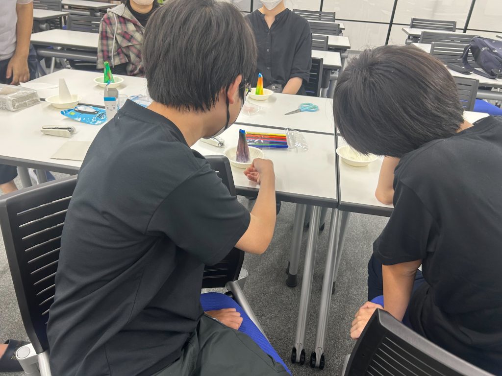 埼玉県にあるフリースクール、クラーク国際中等部所沢キャンパスでの理科実験の様子