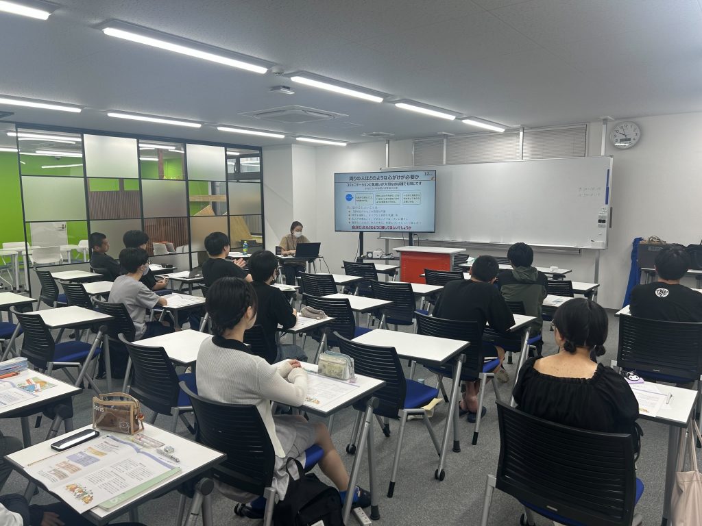 埼玉県所沢市にあるフリースクール、クラーク国際中等部所沢キャンパスでの認知症サポーター養成講座の様子