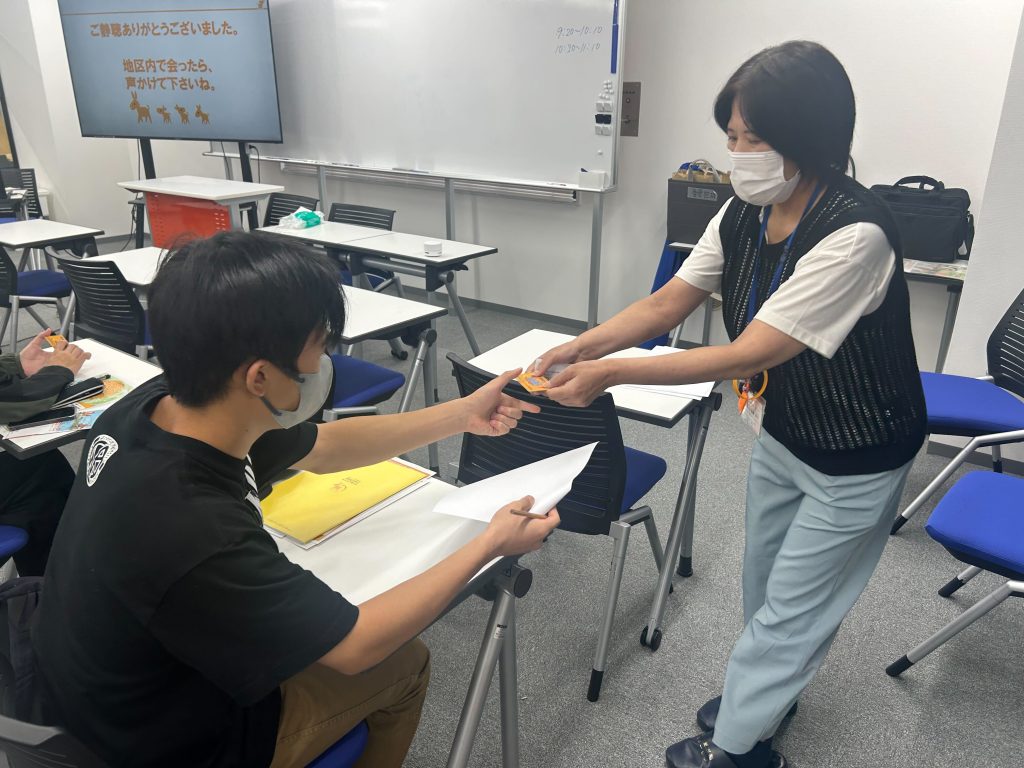埼玉県所沢市にあるフリースクール、クラーク国際中等部所沢キャンパスでの認知症サポーター養成講座の様子