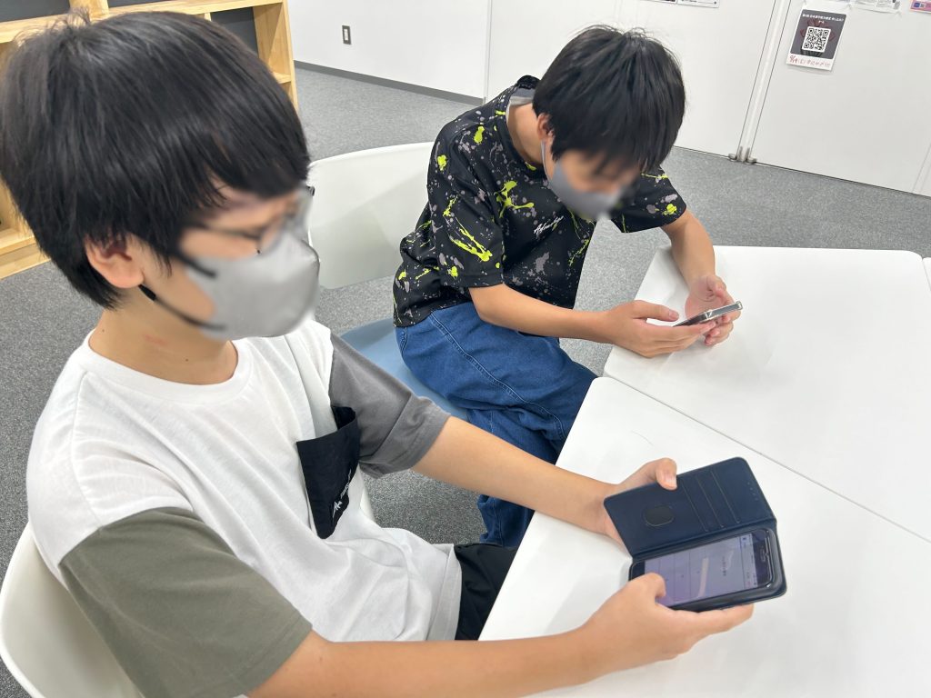 埼玉県所沢市にあるフリースクール、クラーク国際中等部所沢キャンパスでMonoxerを使用して学習する生徒の様子