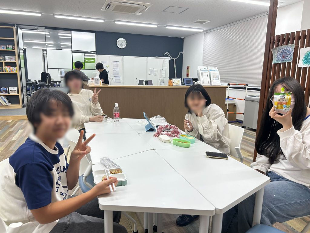 埼玉県にあるフリースクール、クラーク国際中等部所沢キャンパスでのお昼ご飯の様子