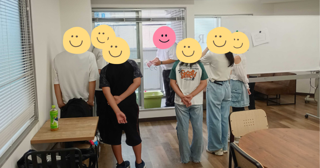 大阪にあるフリースクール、クラーク国際中等部大阪天王寺キャンパスう、理科の授業の様子、野菜の種まき、小松菜、ほうれん草、レタス、青じそ