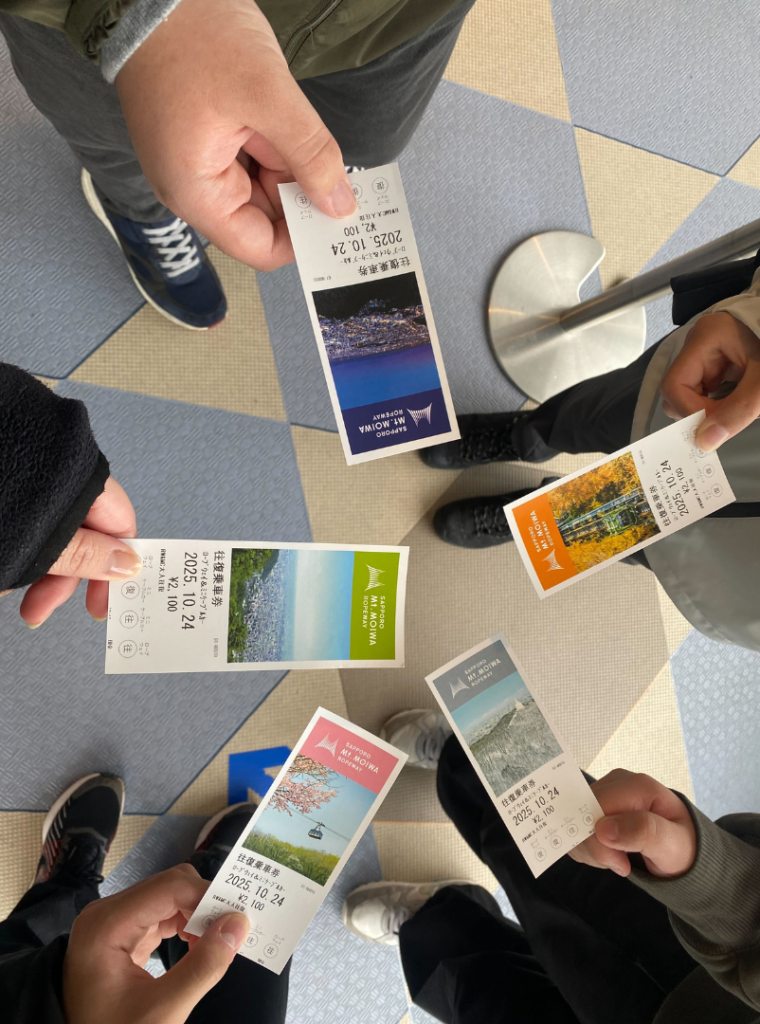 10月課外活動　チケットを購入しロープウェイへ乗車