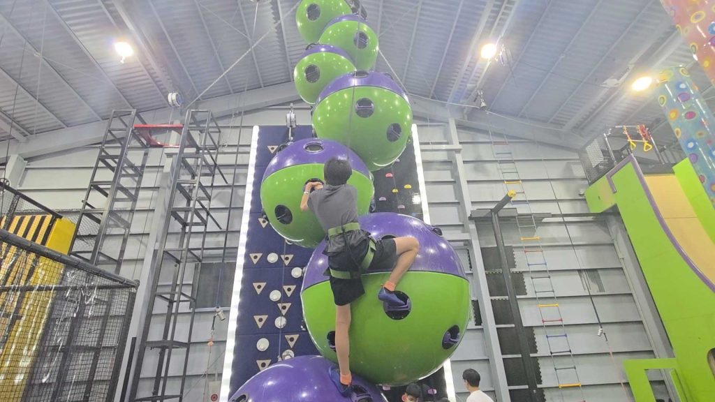 横浜にあるフリースクール、クラーク国際中等部横浜キャンパスの課外活動トランポリンの様子。
