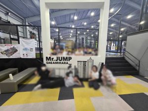 横浜にあるフリースクール、クラーク国際中等部横浜キャンパスの課外活動トランポリンの様子。