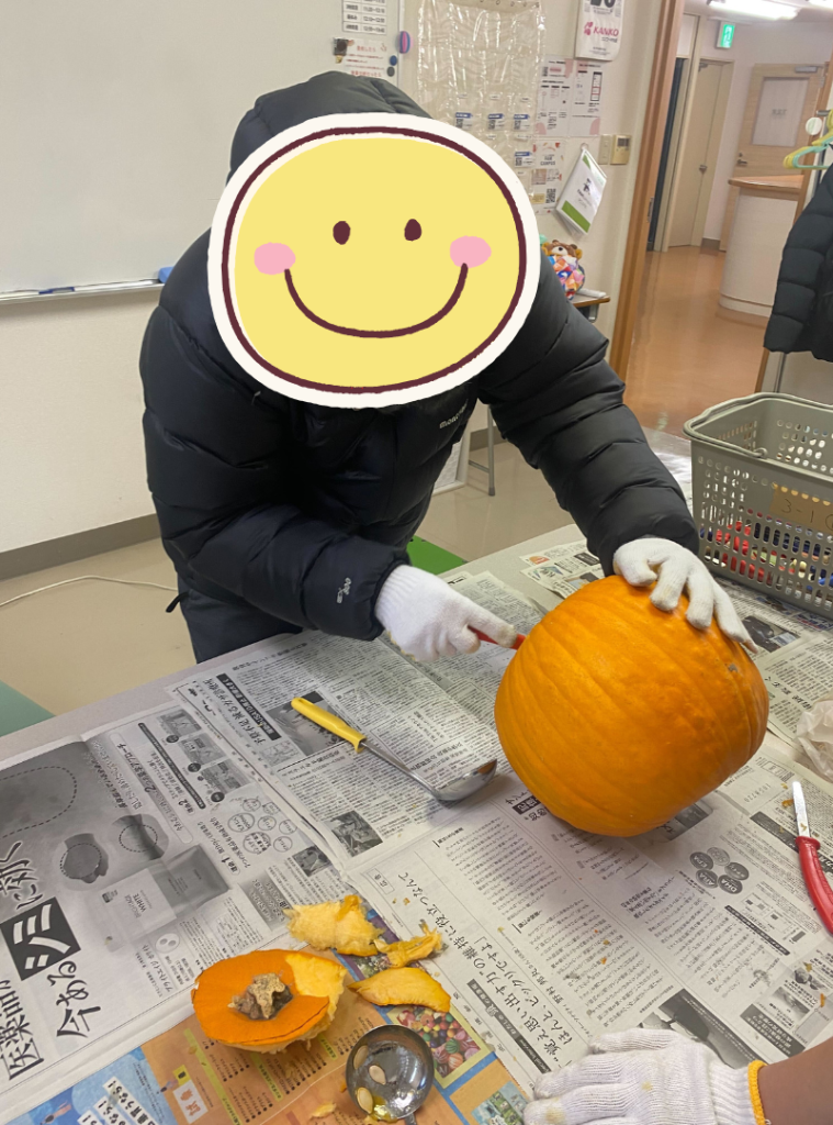 ジャック・オ・ランタンづくりで種やワタを取る作業中