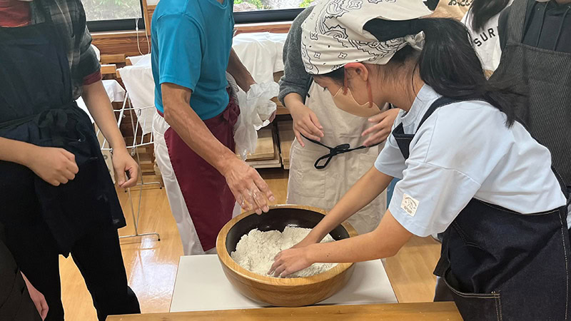 フリースクールえあるクラーク国際中等部が長野の「おっこと亭」でそば打ち体験