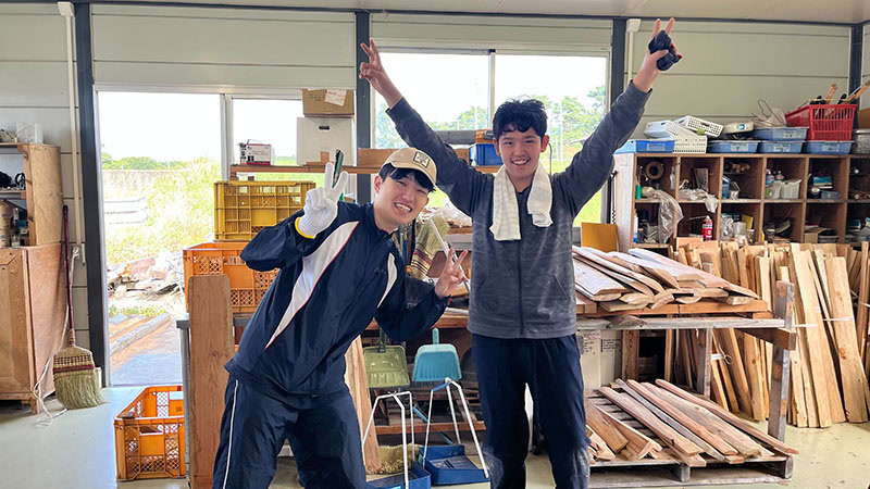 フリースクールえあるクラーク国際中等部が八ヶ岳中央農業大学校で農業体験　木工作業やる