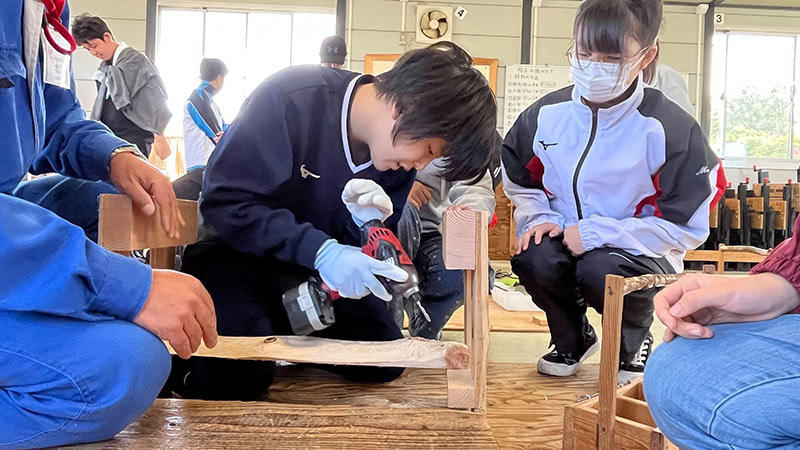 フリースクールえあるクラーク国際中等部が八ヶ岳中央農業大学校で農業体験　木工作業やる