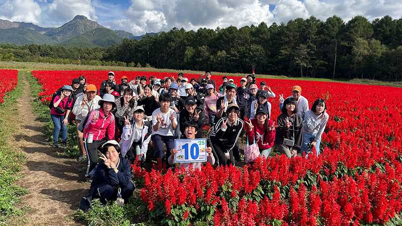 フリースクールえあるクラーク国際中等部が八ヶ岳中央農業大学校で農業体験　お花畑作りやる