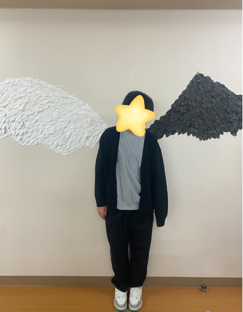 ウォールアートが完成し写真撮影