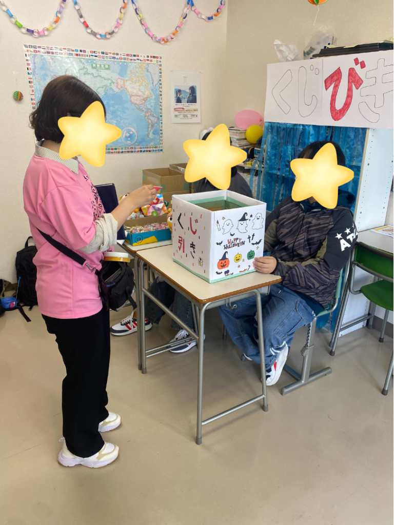 くじ引きに先生も参加