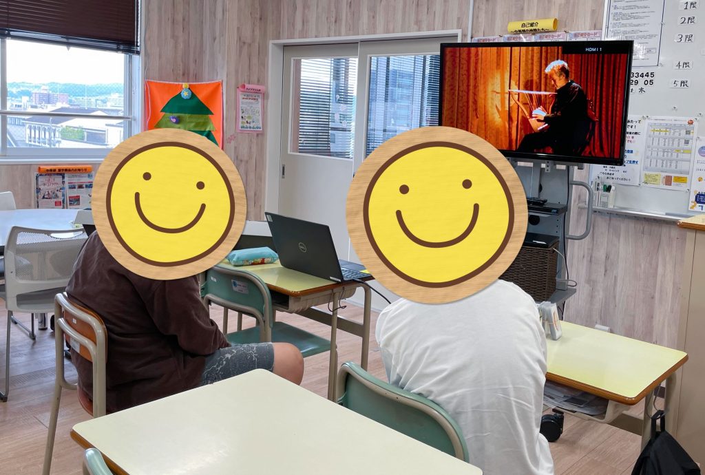 静岡にあるフリースクール、クラーク国際中等部静岡キャンパスの授業の様子、エジプト音楽