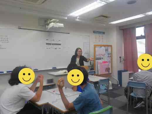 兵庫県にあるフリースクール、クラーク国際中等部芦屋キャンパスの心理学の授業の様子