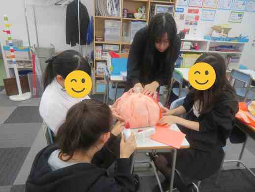 兵庫県にあるフリースクール、クラーク国際中等部芦屋キャンパスのピア製作の様子