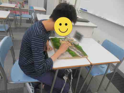兵庫県にあるフリースクール、クラーク国際中等部芦屋キャンパスのピア製作の様子