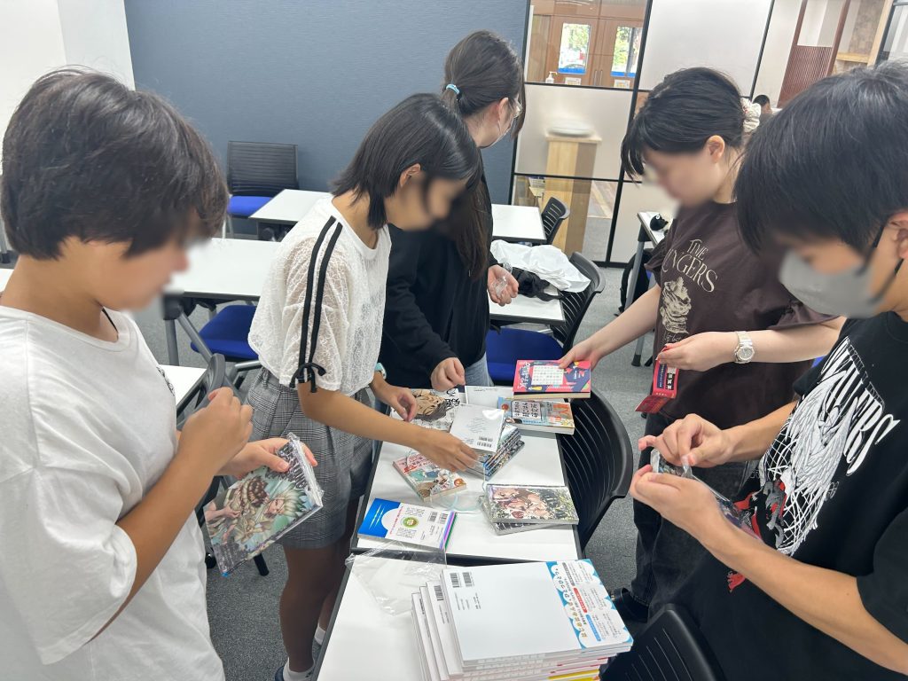 埼玉県所沢市にあるフリースクール、クラーク国際中等部所沢キャンパスで行った本屋さんへの買出しの様子