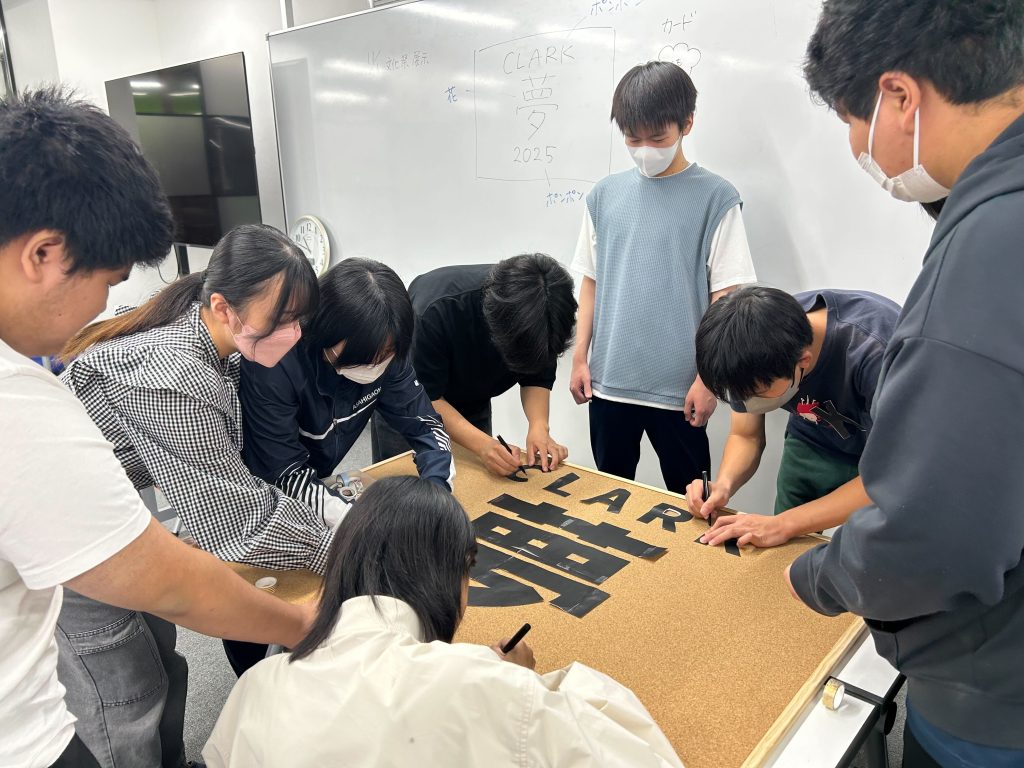 埼玉県所沢市にあるフリースクール、クラーク国際中等部所沢キャンパスでの文化祭制作の様子