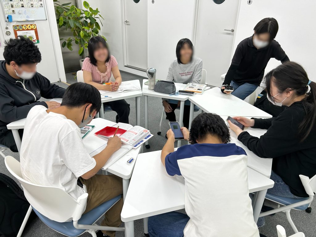 埼玉県所沢市にあるフリースクール、クラーク国際中等部所沢キャンパスでの自律学習の様子