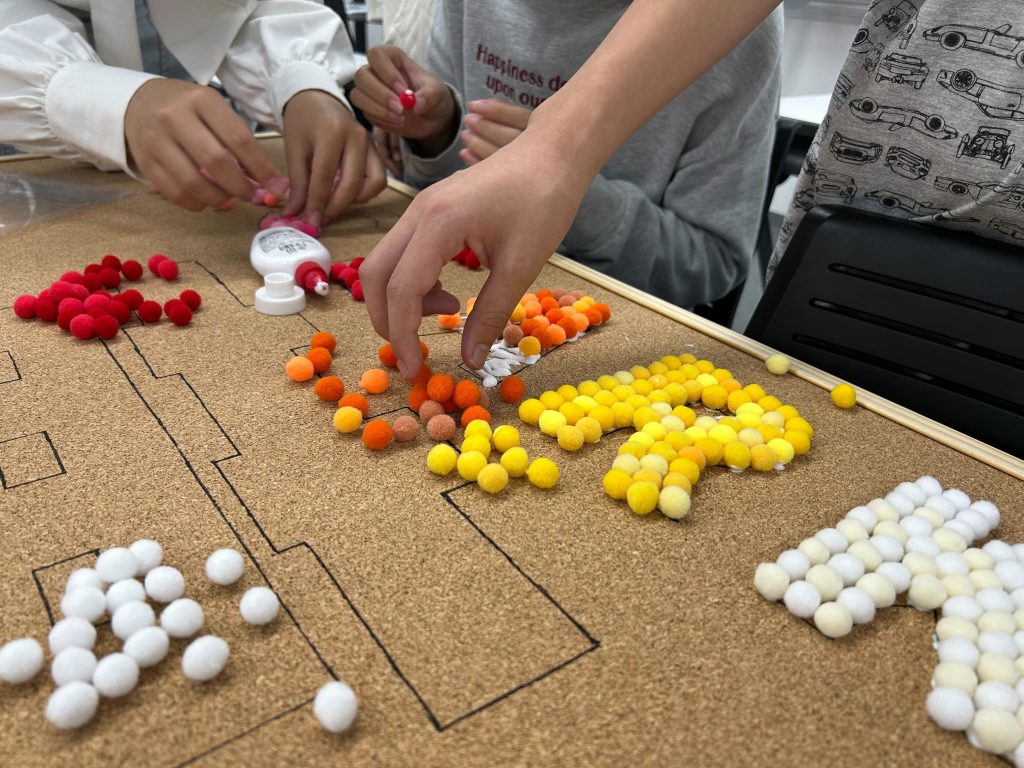 埼玉県所沢市にあるフリースクール、クラーク国際中等部所沢キャンパスでの文化祭制作の様子