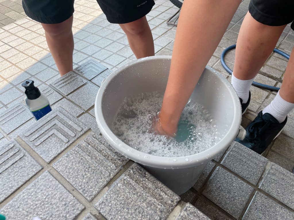 静岡にあるフリースクール、クラーク国際中等部静岡キャンパスの様子、ぬいぐるみを洗う