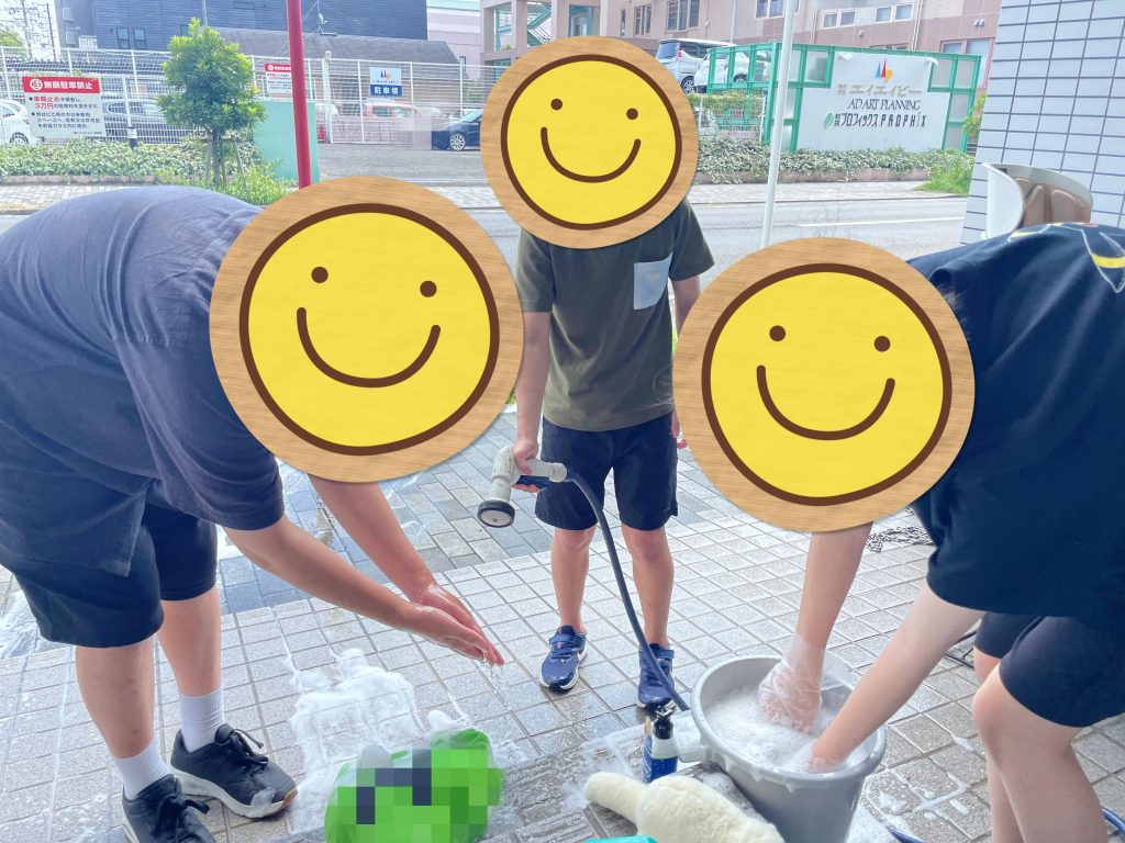 静岡にあるフリースクール、クラーク国際中等部静岡キャンパスの様子、ぬいぐるみを洗う