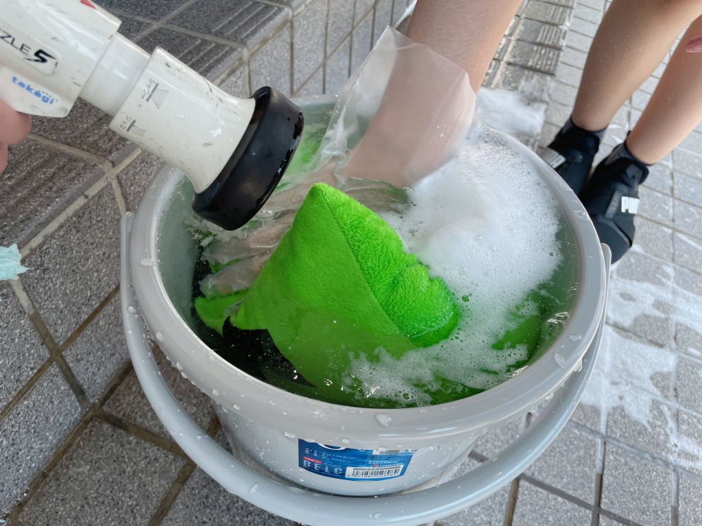 静岡にあるフリースクール、クラーク国際中等部静岡キャンパスの様子、ぬいぐるみを洗う