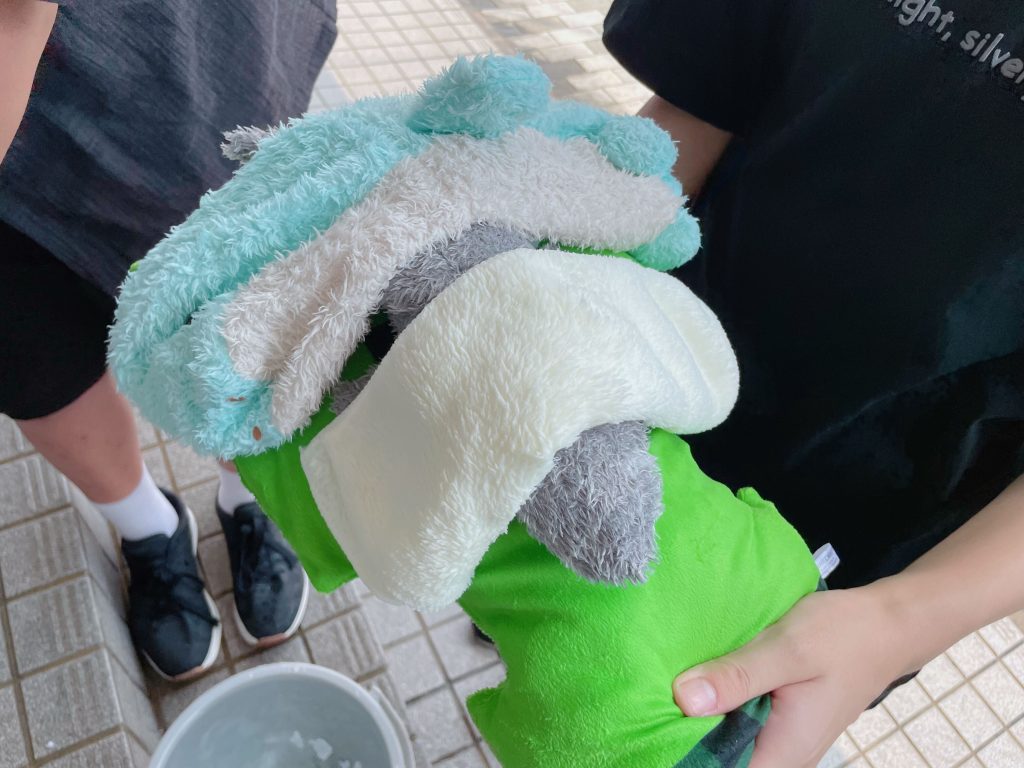 静岡にあるフリースクール、クラーク国際中等部静岡キャンパスの様子、ぬいぐるみを洗う