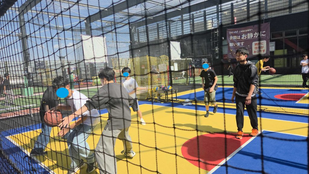 東京にあるフリースクール、クラーク国際中等部東京キャンパスの課外活動スポッチャでの様子