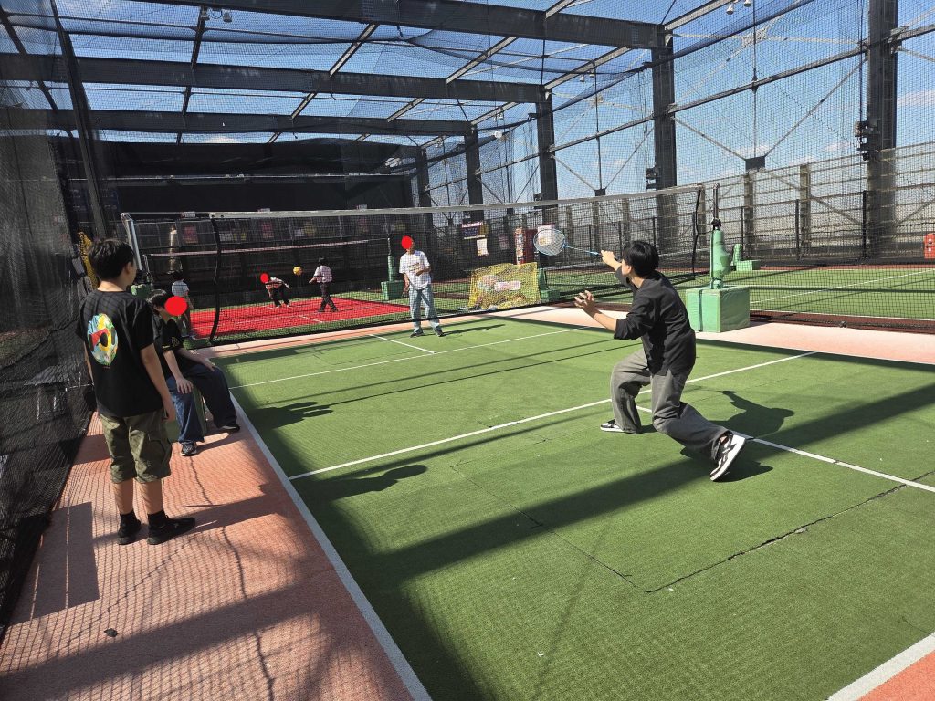 東京にあるフリースクール、クラーク国際中等部東京キャンパスの課外活動スポッチャでの様子