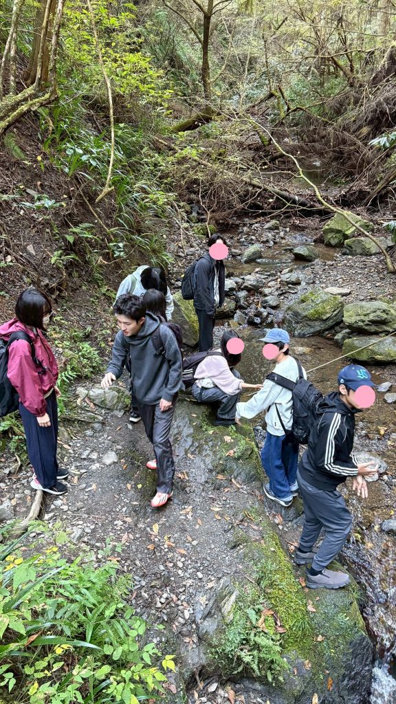 東京にあるフリースクール、クラーク国際中等部東京キャンパスの高尾山ハイキングの様子