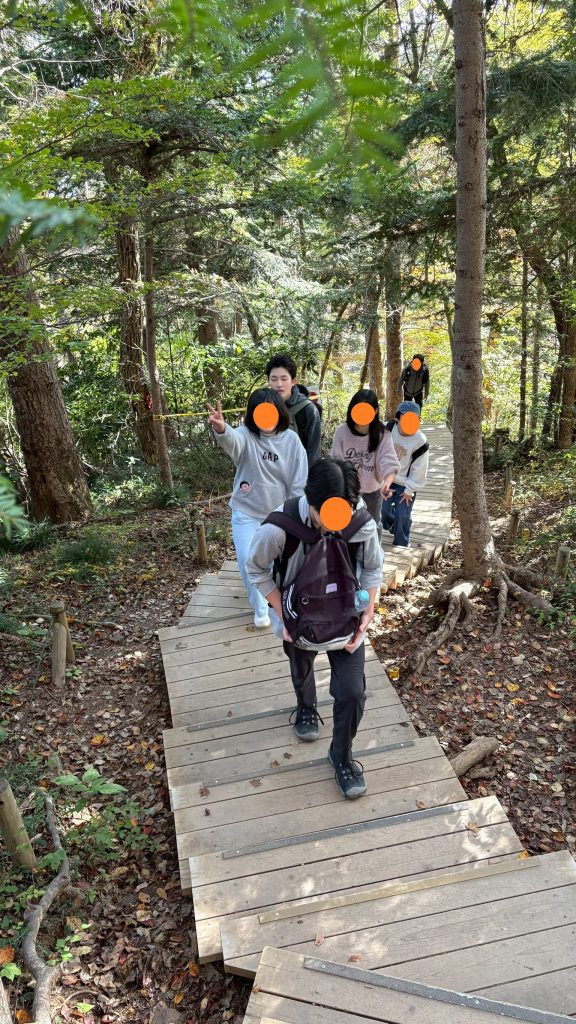 東京にあるフリースクール、クラーク国際中等部東京キャンパスの高尾山ハイキングの様子