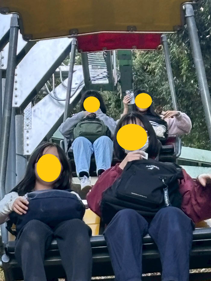 東京にあるフリースクール、クラーク国際中等部東京キャンパスの高尾山ハイキングの様子