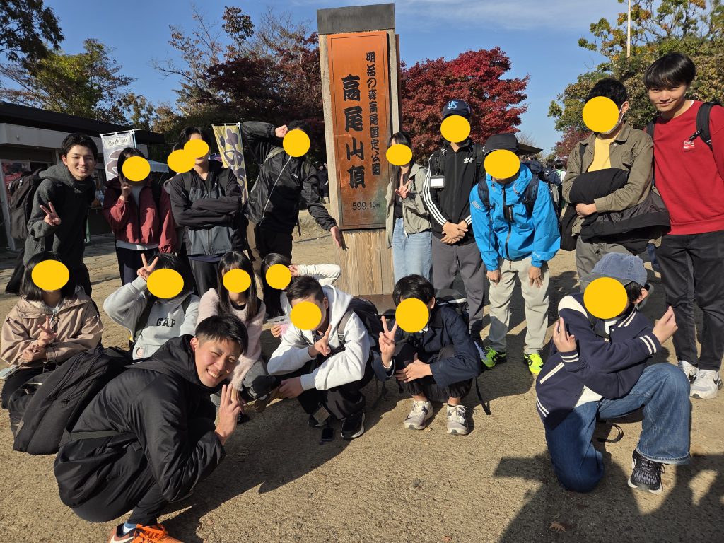 東京にあるフリースクール、クラーク国際中等部東京キャンパスの高尾山ハイキングの様子