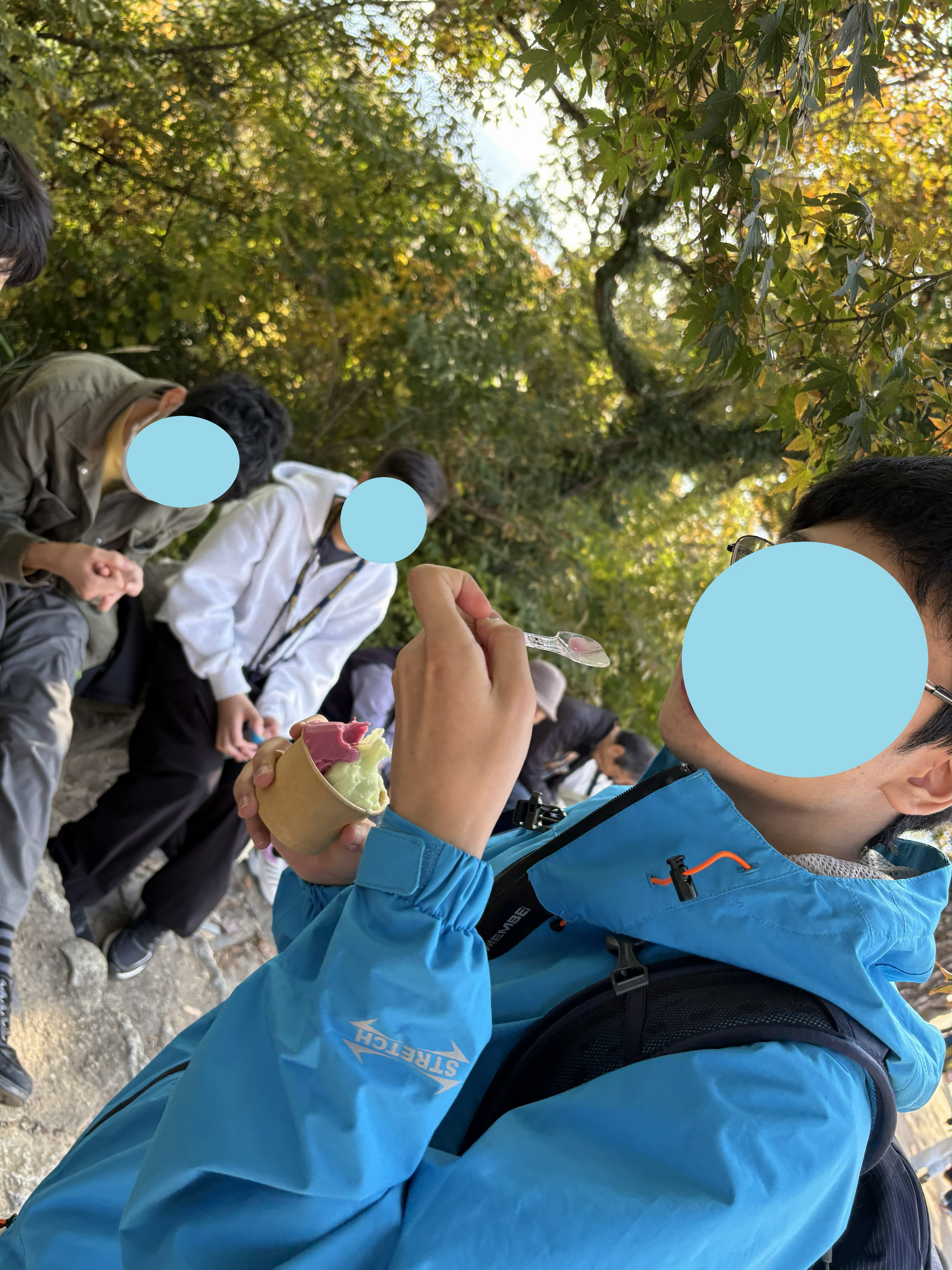 東京にあるフリースクール、クラーク国際中等部東京キャンパスの高尾山ハイキングの様子